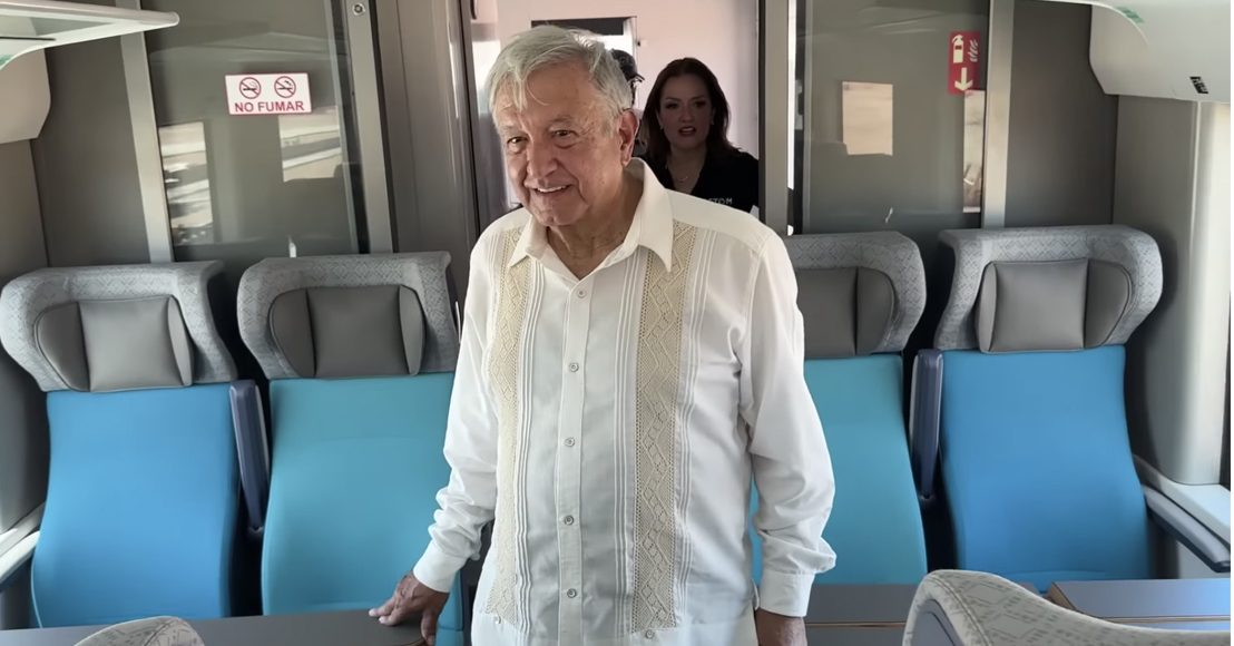 AMLO sube al primer vagón del Tren Maya, que llegó a Cancún, Quintana Roo.