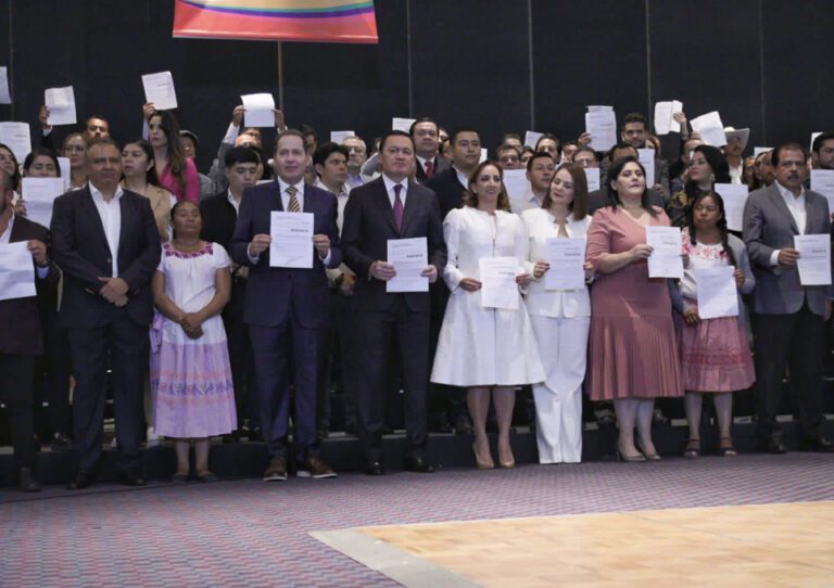 Un grupo de priistas, encabezados por senadores, renunciaron al PRI.