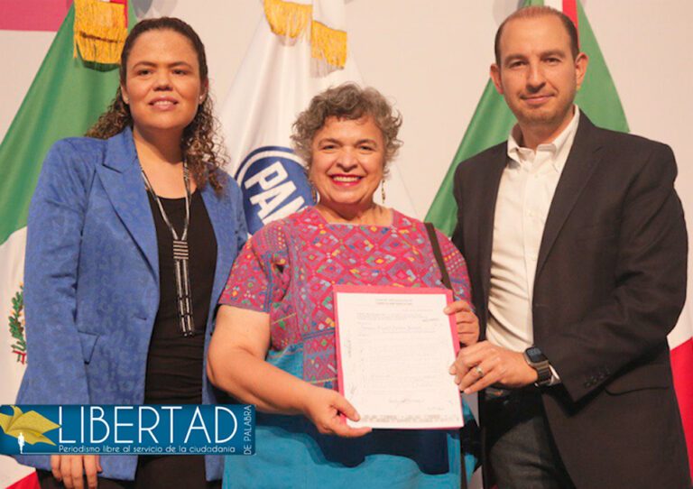 Beatriz Paredes Rangel, senadora del PRI, en su registro en el PAN para encabezar al Frente Amplio por México.