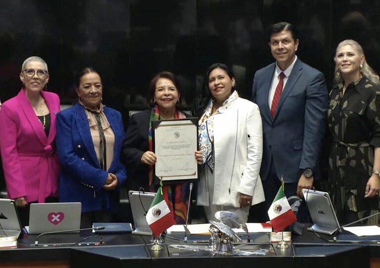 Celia Maya García recibe su nombramiento en el Senado de la República.