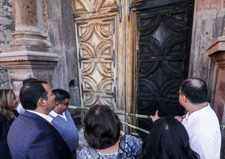 Quemaron puerta del Siglo XVIII en San Juan del Río, Querétaro.