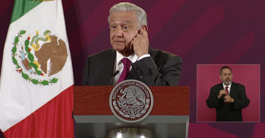 AMLO reporta que quemaron 30 casas en Chiapas, México.