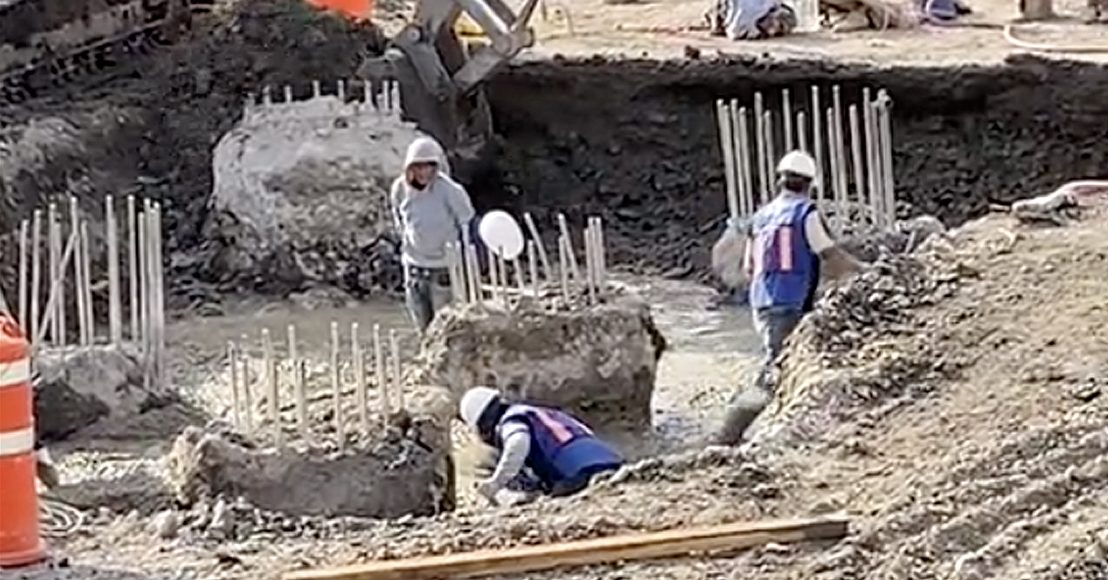 Exhiben nueva filtración de agua en obra de estacionamiento del Mercado La Cruz, Querétaro.