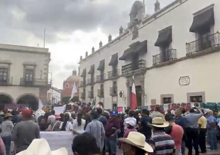 Marchan por agua desde Maconí, Querétaro.