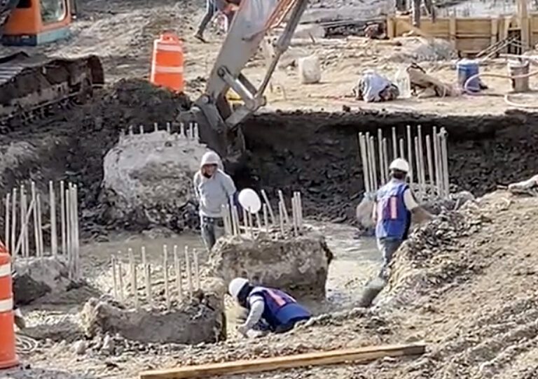 Trabajos de construcción en la obra del estacionamiento para el Mercado La Cruz, Querétaro.