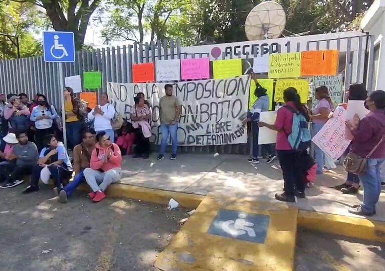 Protestan profesores afuera de la Usebeq Querétaro.