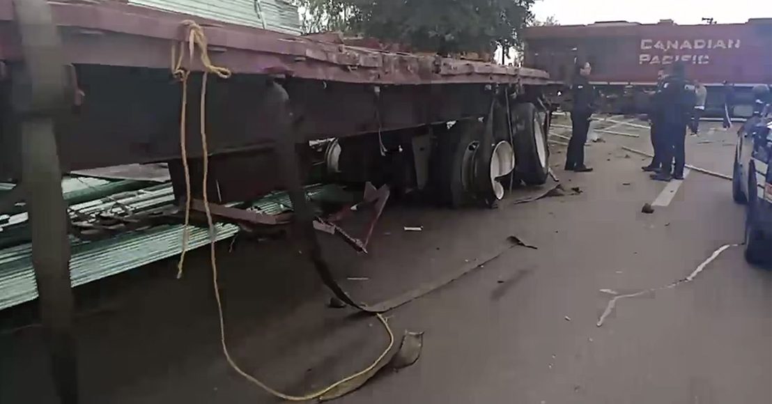 Un tráiler terminó embestido por un tren en San Juan del Río, Querétaro.