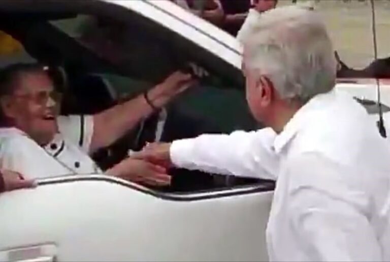 AMLO saluda a la mamá del Chapo Guzmán.