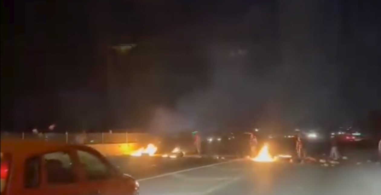 Bloquean carretera de Querétaro por inconformidad con obra municipal