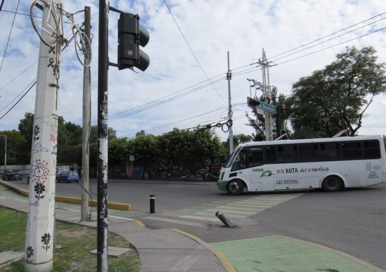 Crucero de Avenida Universidad con Avenida Tecnológico en Querétaro.