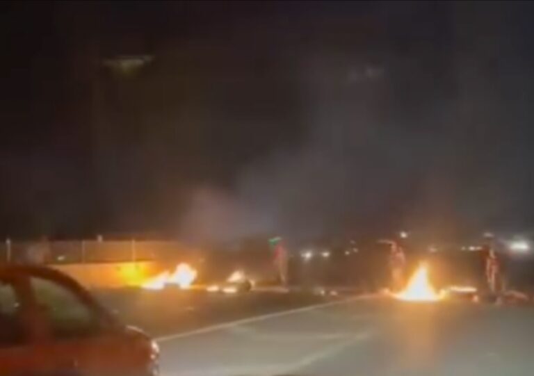 Habitantes de Colón bloquean carretera de Querétaro por inconformidad con obra municipal