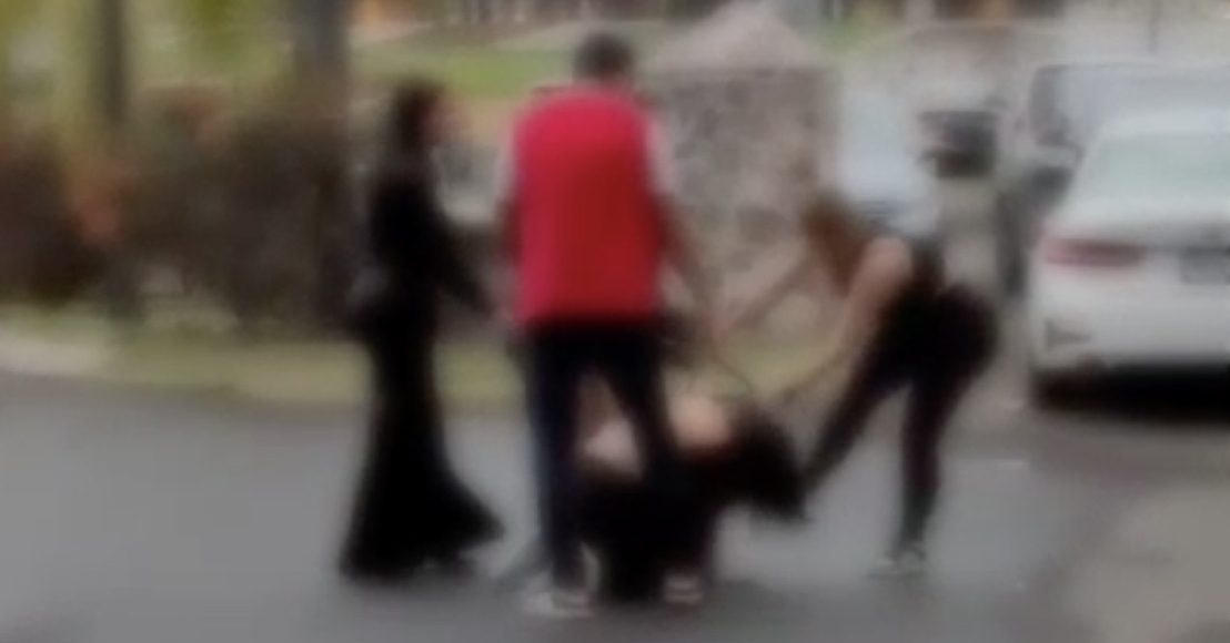 Mujer golpea a otra a las afueras de un restaurante en Querétaro (Video)