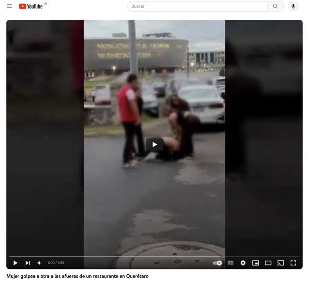 Mujer golpea a otra a las afueras de un restaurante en Querétaro.