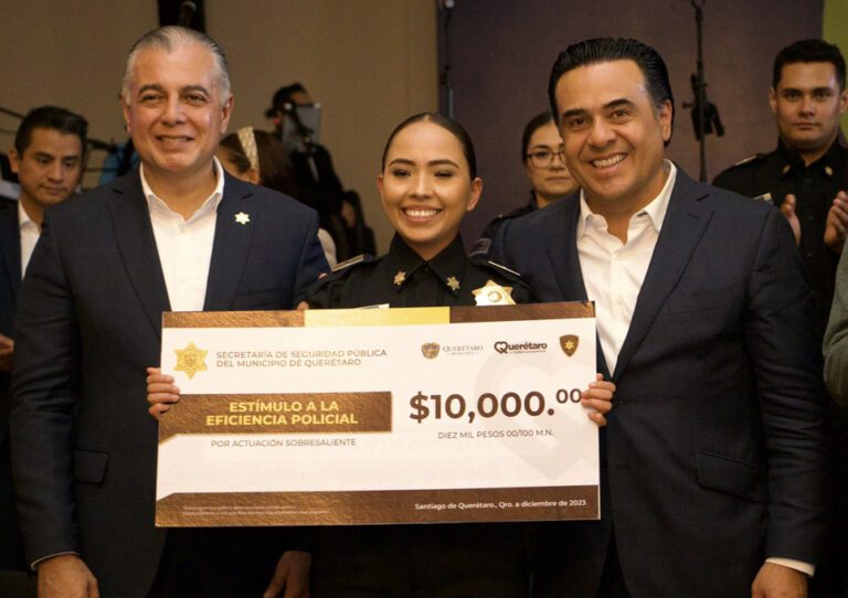 Entregan reconocimientos a policías del Municipio de Querétaro.