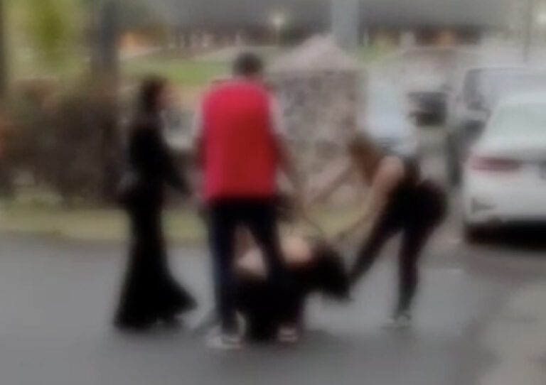 Video de mujer golpeando a otra en estacionamiento de restaurante en Querétaro