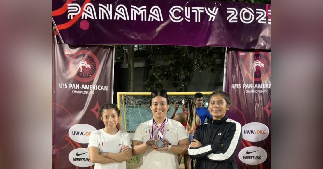 Ganadoras en competición de lucha.