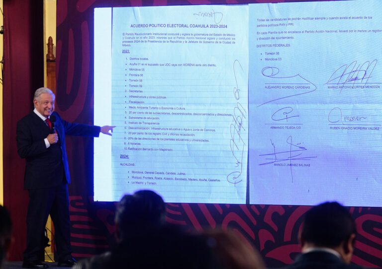 AMLO exhibe polémico acuerdo entre priistas y panistas.