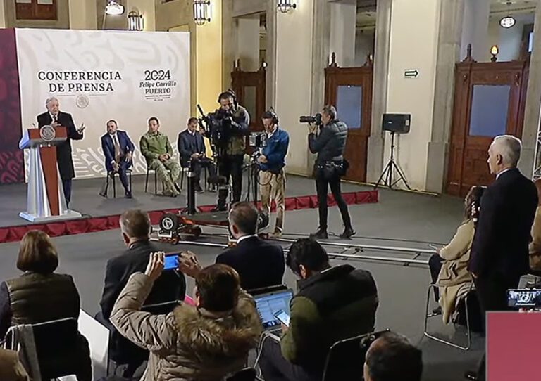 AMLO intercambia posturas con Jorge Ramos en la mañanera.