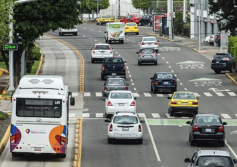 Transporte público colectivo y automóvil privado en Querétaro.