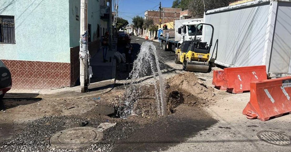 Exhiben fuga de agua potable y piden rapidez a la CEA para repararla en Querétaro (Video)