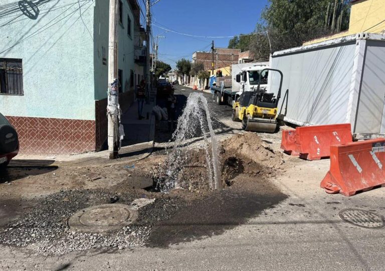 Exhibe fuga de agua en Querétaro.