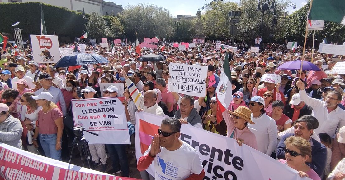 Parte de la multitud en la Plaza de Armas de Querétaro que se congregó para defender la democracia.