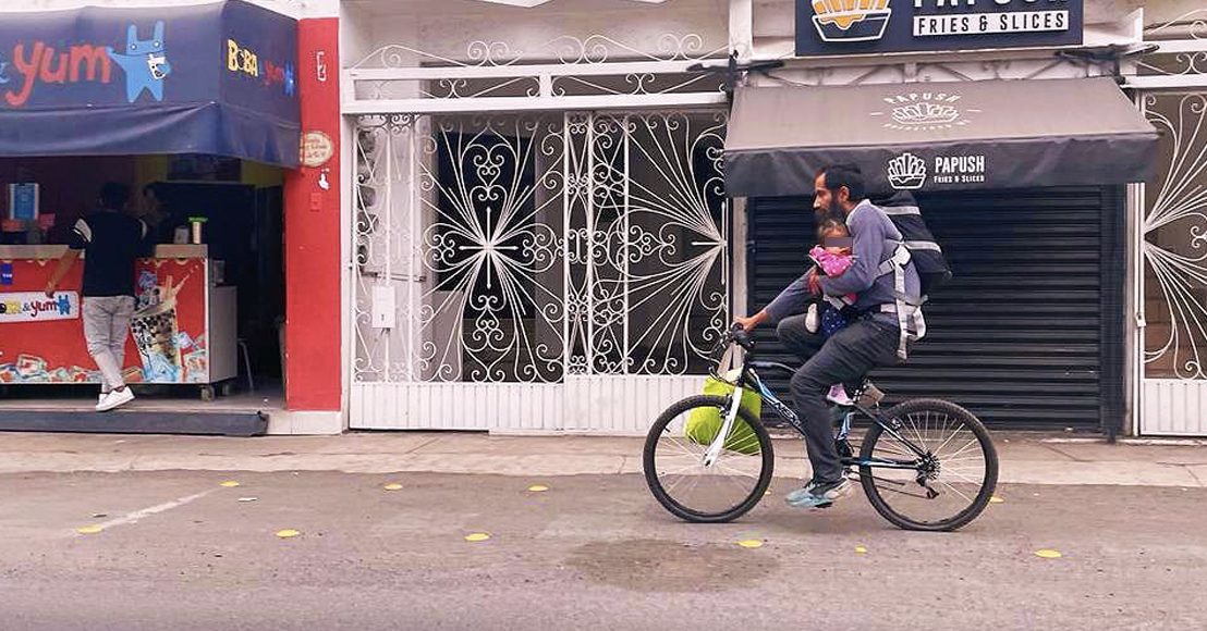 Logran contactar al padre ciclista que fue captado circulando con su hija sin protección
