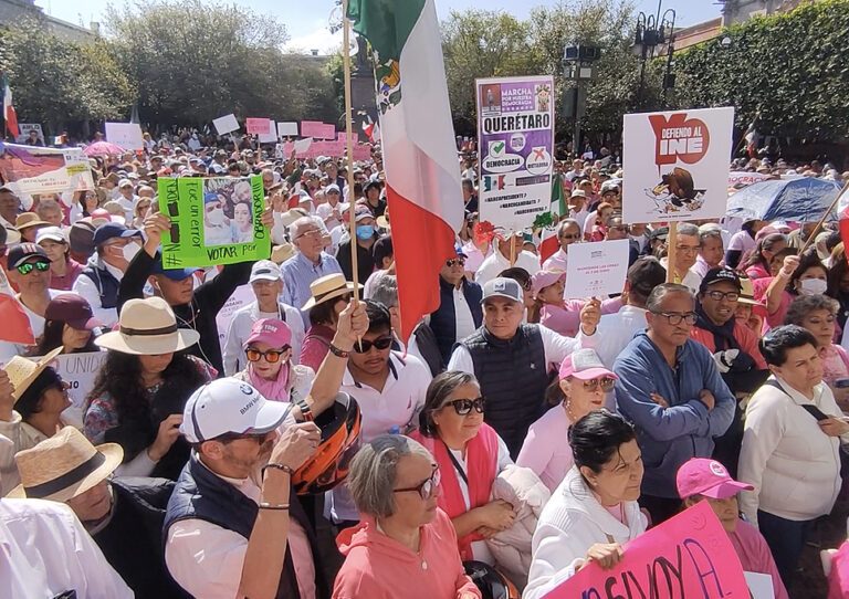 Marcha para defender la democracia y el voto libre en Querétaro.