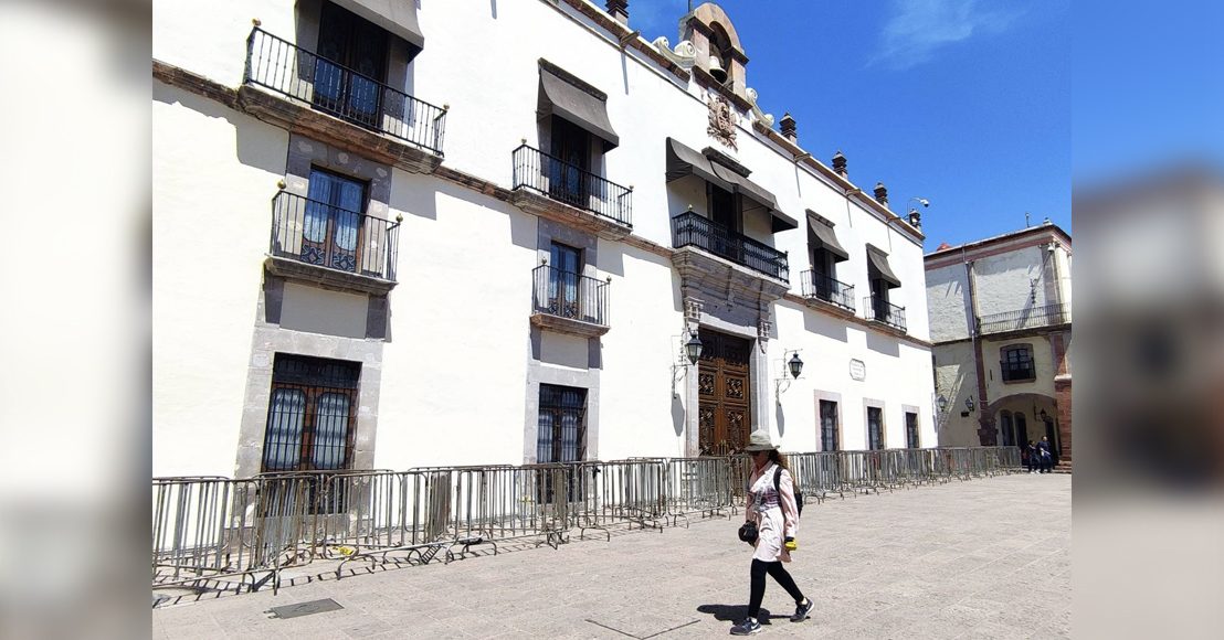 La sede del Poder Ejecutivo de Querétaro fue resguardada con vallas metálicas.
