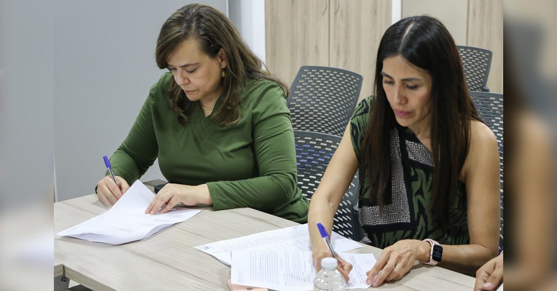 La rectora de la UAQ y la secretaria del Trabajo de Querétaro.