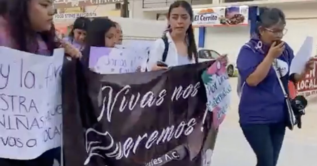 Marcha de mujeres en el municipio de Jalpan de Serra.
