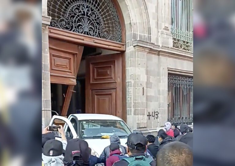 Protestas afuera de Palacio Nacional México.