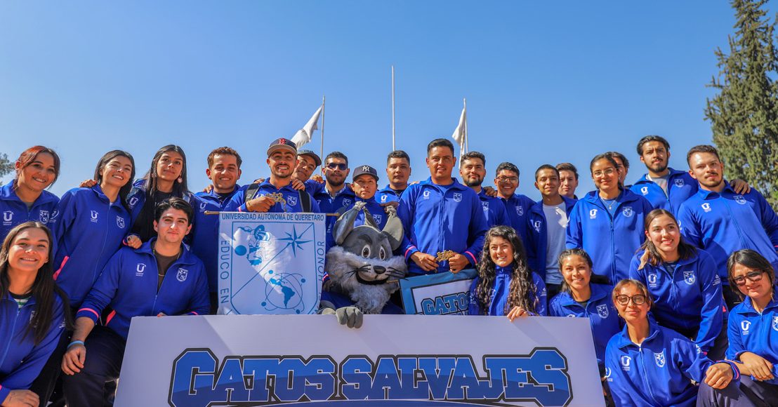 Abanderan a deportistas de la Universidad Autónoma de Querétaro.