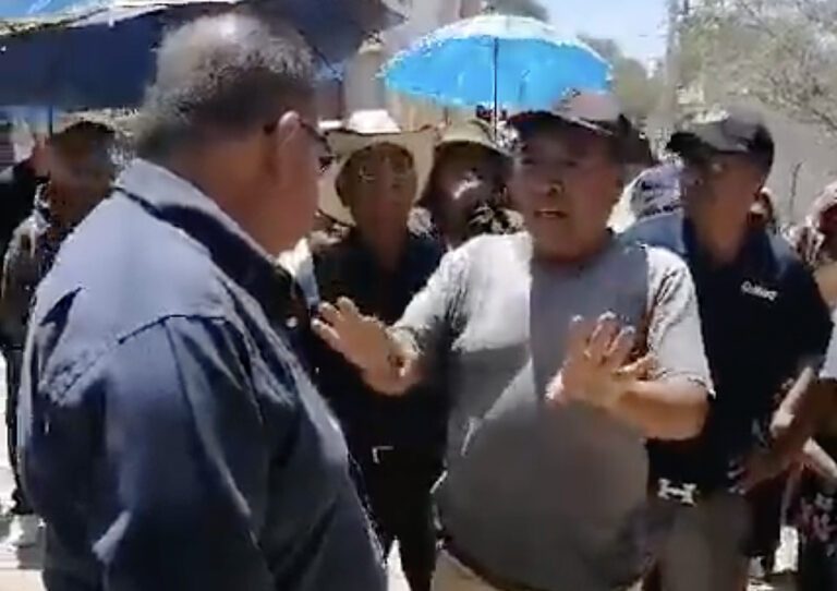 Confrontan al administrador de la CEA en Tolimán, Querétaro