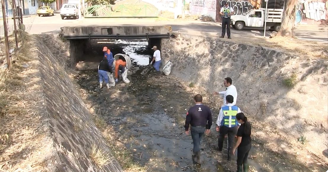Alcalde de Querétaro supervisa limpieza de drenes.