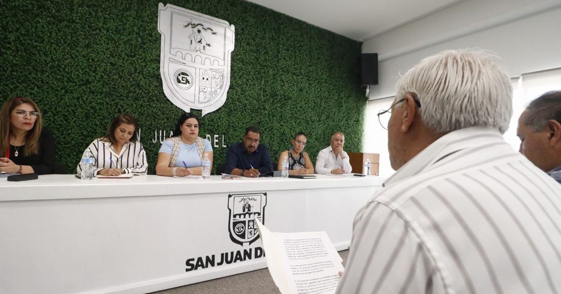 Autoridades sostienen reunión con taxistas de San Juan del Río.