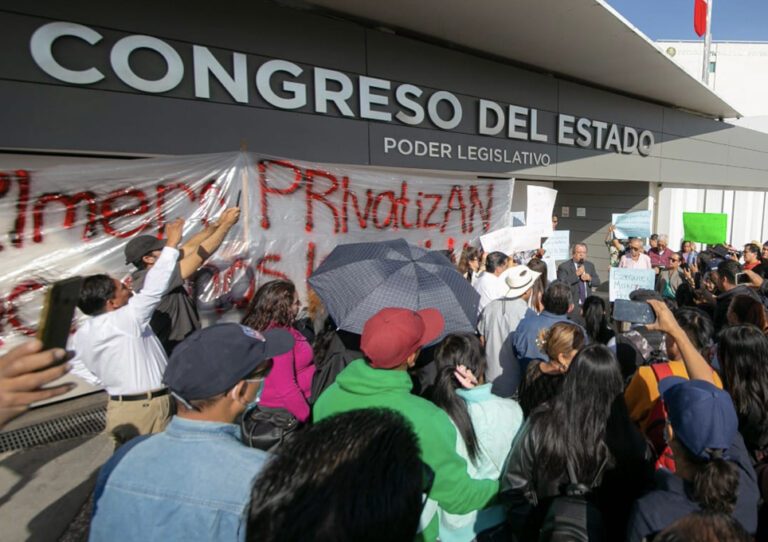 Protestan en el Congreso del Estado de Querétaro.