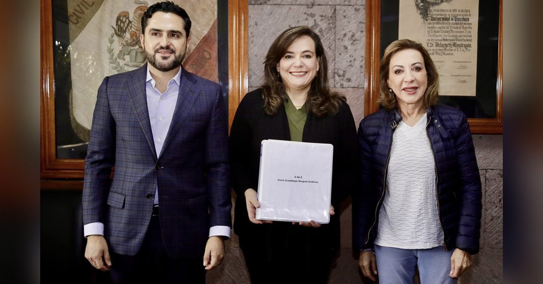 Rectora posa recibiendo información de candidatos del PAN pero la oculta
