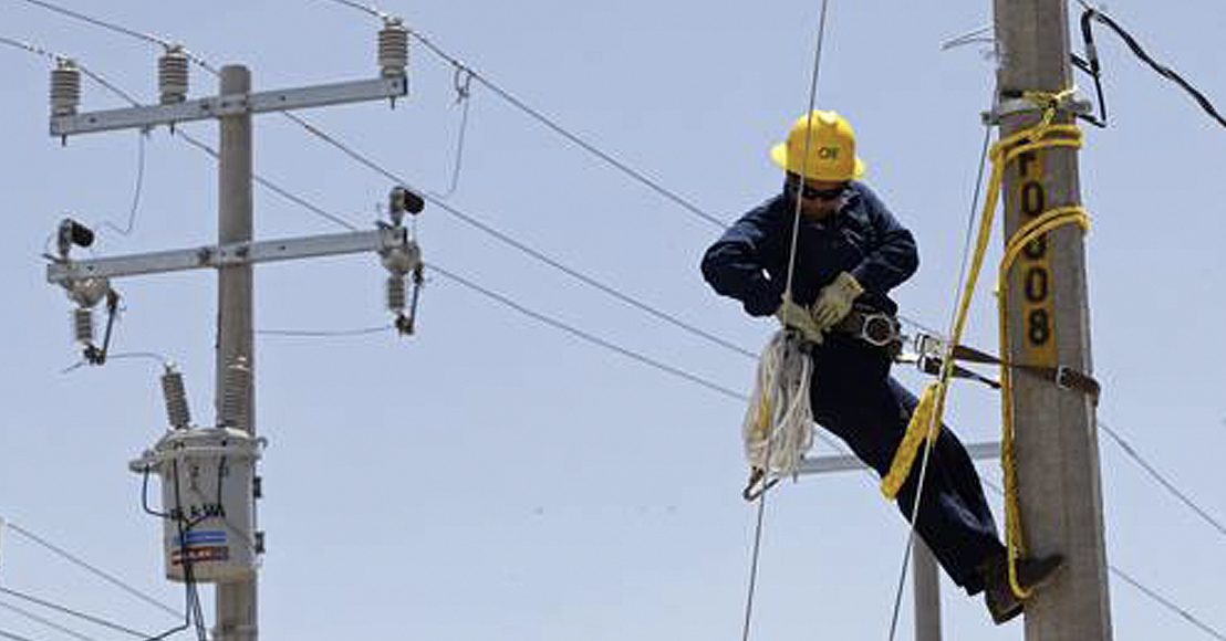 Reportan que llevan más de 30 horas sin luz pero la CFE no los atiende en Querétaro.
