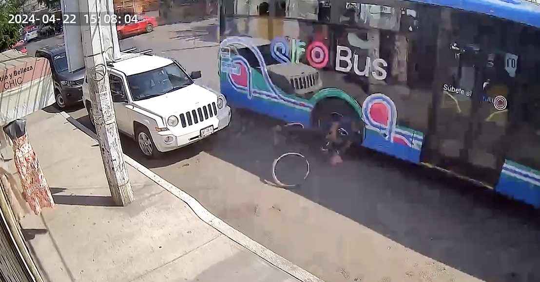 Unidad del transporte público colectivo Qrobús derriba a ciclista en avenida Revolución, Querétaro