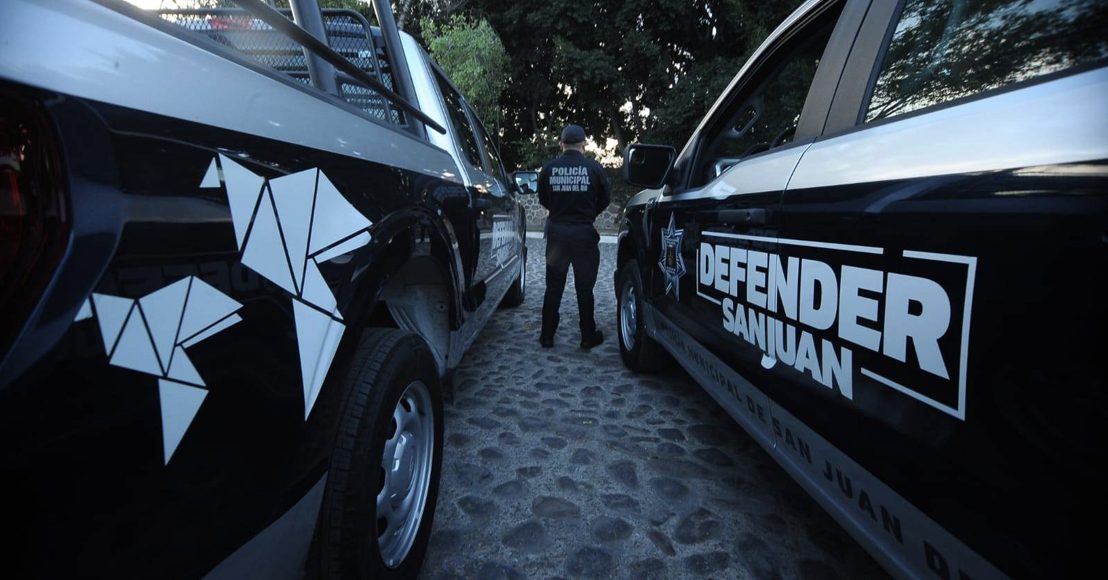 Dejan cuerpo “encobijado” en el patio de una casa en San Juan del Río, Querétaro.