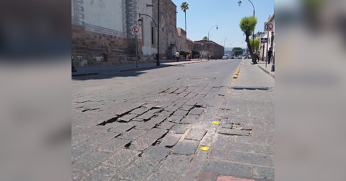 Deterioro en la calle Ezequiel Montes Querétaro.