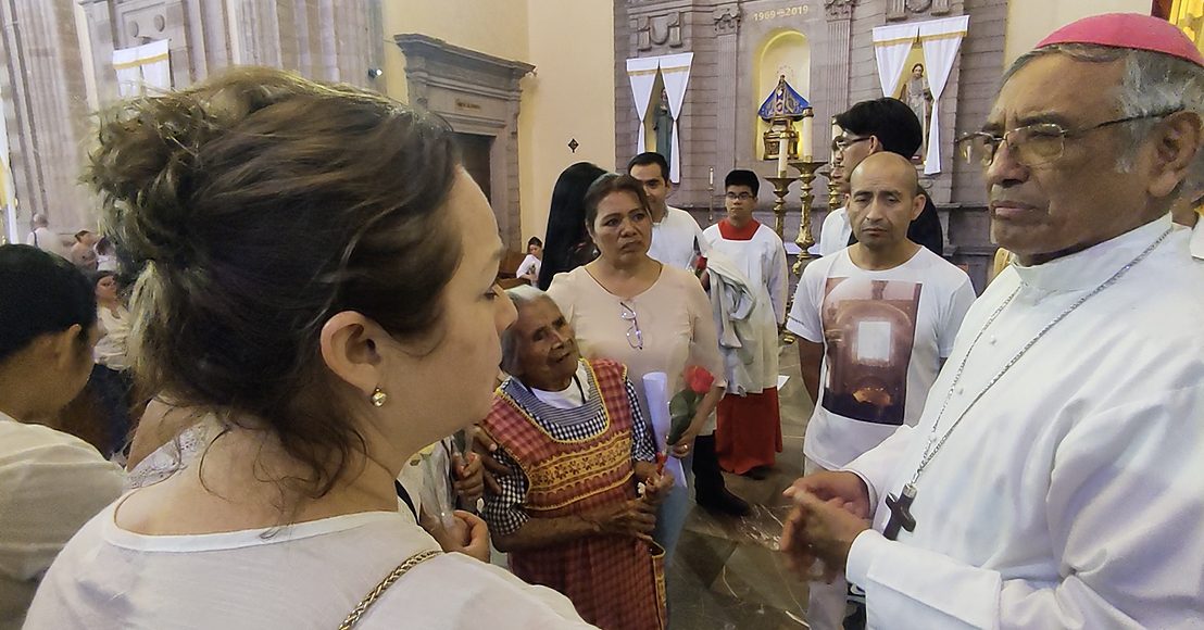 El obispo de Querétaro, Fidencio López Plaza, con familiares de personas desaparecidas.