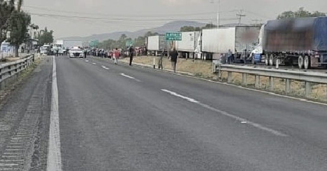 En exigencia de agua, por segunda vez en 4 días, bloquean autopista en Querétaro