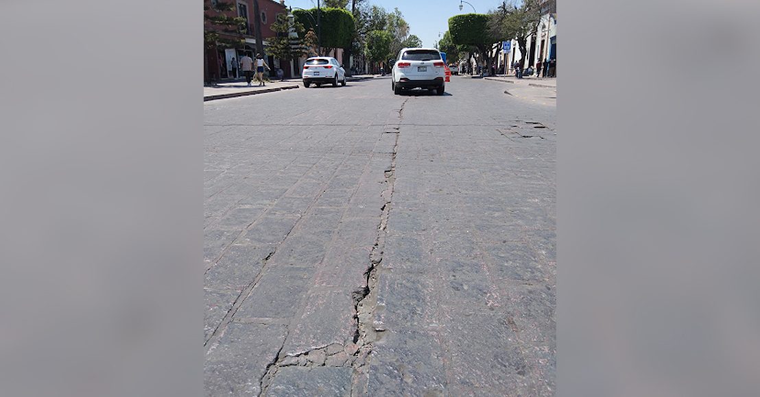 Grieta en la calle Ezequiel Montes Querétaro.