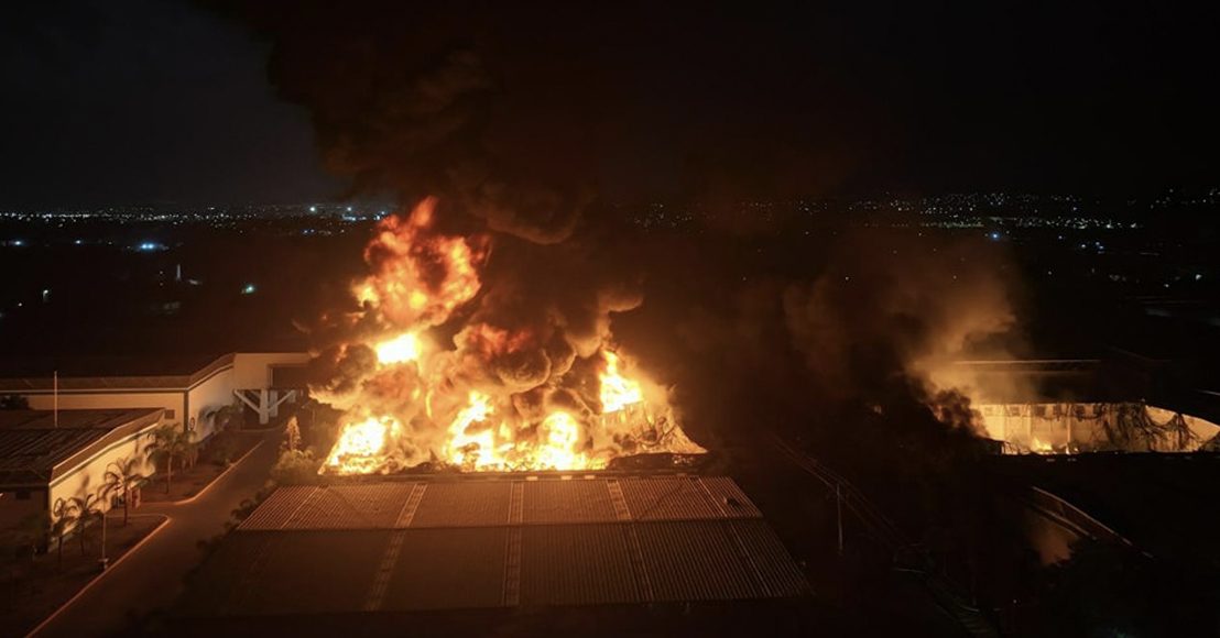 Incendio destruye bodegas en planta de Sayer, Guanajuato, Querétaro, México.