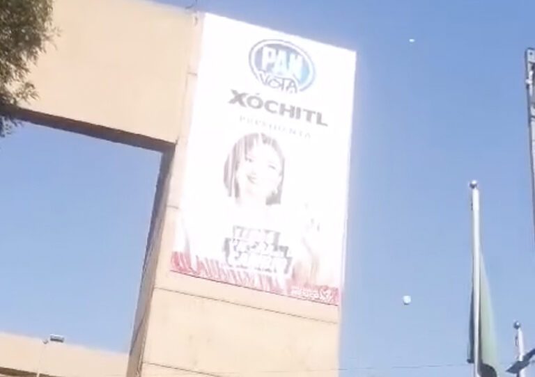 Protesta SME afuera de la sede nacional del PAN en la Ciudad de México.