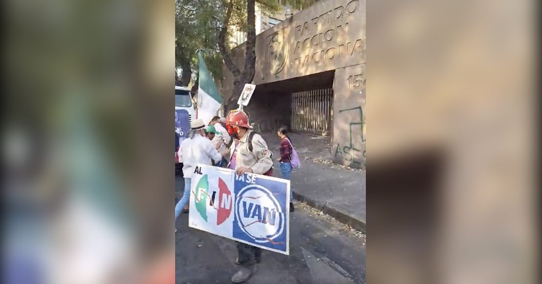 Protesta afuera de la sede del PAN