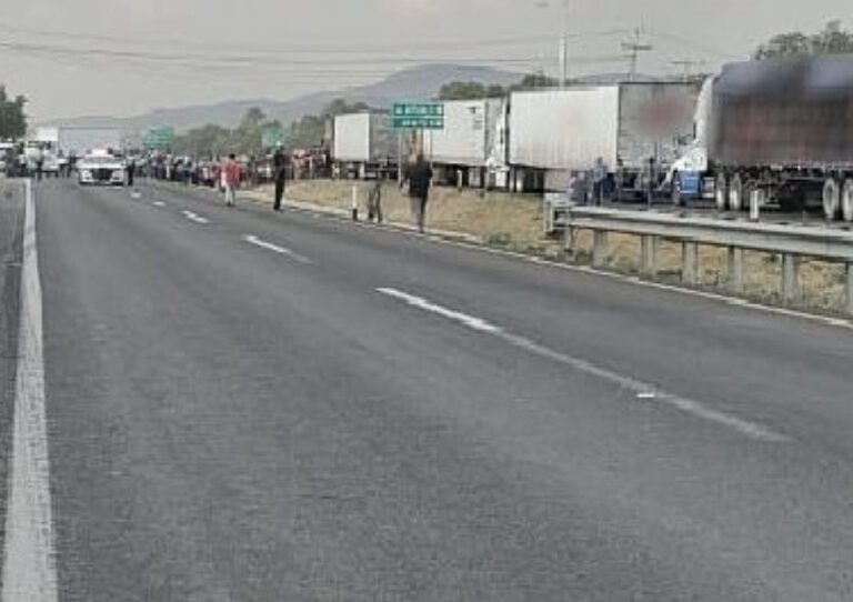 Protesta agua carretera Querétaro