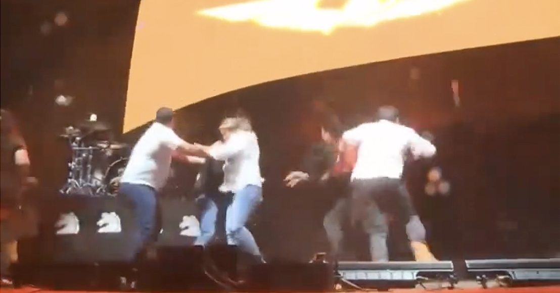 Se cae el escenario durante cierre de campaña en el que participaba Máynez